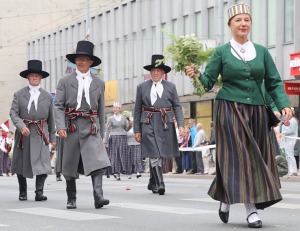 Skati «Novadu dižošanās» - dziesmu un deju svētku dalībnieku gājienu Rīgā 38