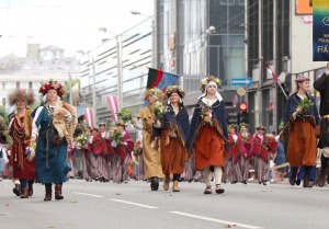 Skati «Novadu dižošanās» - dziesmu un deju svētku dalībnieku gājienu Rīgā 59