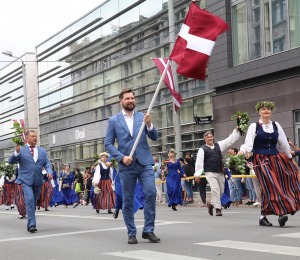 Skati «Novadu dižošanās» - dziesmu un deju svētku dalībnieku gājienu Rīgā 77