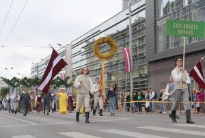 Skati «Novadu dižošanās» - dziesmu un deju svētku dalībnieku gājienu Rīgā 79