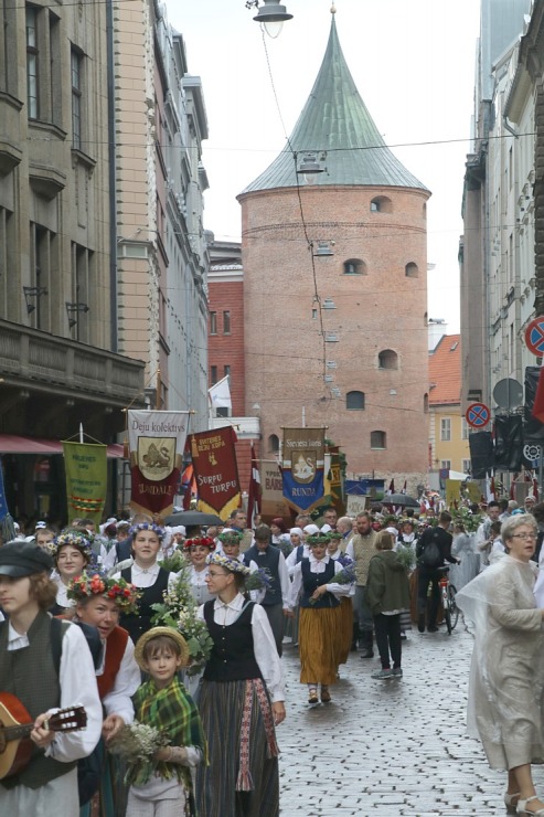 Rīdzinieki skata dziesmu un deju svētku dalībnieku gājienu Rīgā - «Novadu dižošanās» 338767