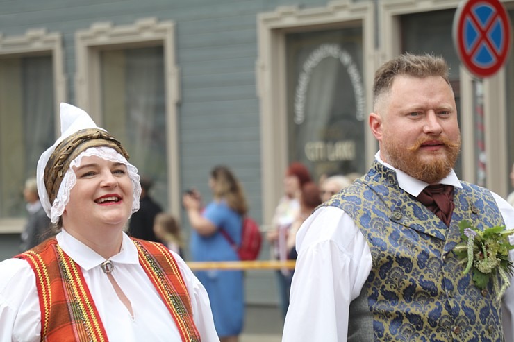 Rīdzinieki skata dziesmu un deju svētku dalībnieku gājienu Rīgā - «Novadu dižošanās» 338773