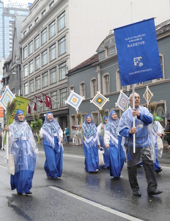 Rīdzinieki skata dziesmu un deju svētku dalībnieku gājienu Rīgā - «Novadu dižošanās» 338785