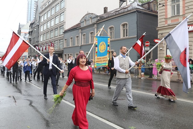 Rīdzinieki skata dziesmu un deju svētku dalībnieku gājienu Rīgā - «Novadu dižošanās» 338786