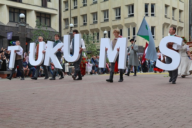 Rīdzinieki skata dziesmu un deju svētku dalībnieku gājienu Rīgā - «Novadu dižošanās» 338747