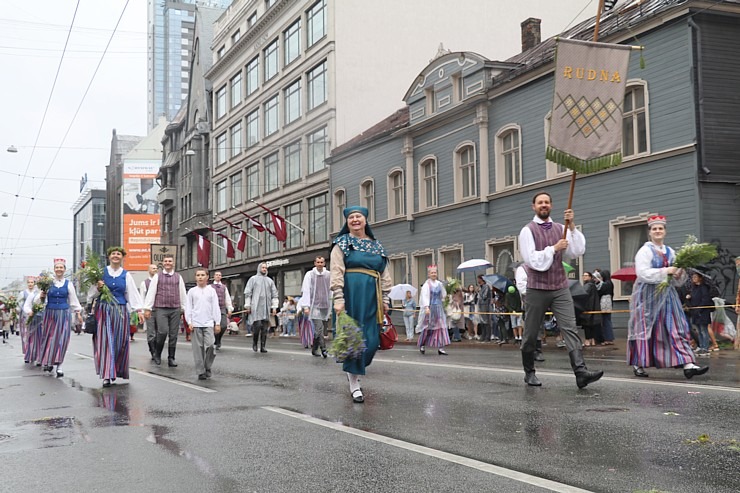 Rīdzinieki skata dziesmu un deju svētku dalībnieku gājienu Rīgā - «Novadu dižošanās» 338803