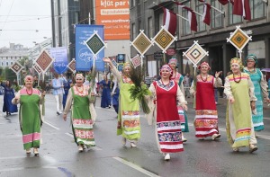 Rīdzinieki skata dziesmu un deju svētku dalībnieku gājienu Rīgā - «Novadu dižošanās» 42