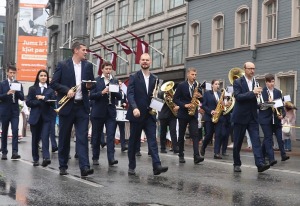 Rīdzinieki skata dziesmu un deju svētku dalībnieku gājienu Rīgā - «Novadu dižošanās» 54