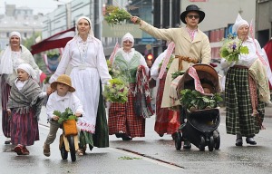 Rīdzinieki skata dziesmu un deju svētku dalībnieku gājienu Rīgā - «Novadu dižošanās» 56