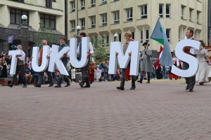 Rīdzinieki skata dziesmu un deju svētku dalībnieku gājienu Rīgā - «Novadu dižošanās» 6