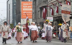 Rīdzinieki skata dziesmu un deju svētku dalībnieku gājienu Rīgā - «Novadu dižošanās» 65