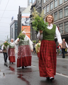 Rīdzinieki skata dziesmu un deju svētku dalībnieku gājienu Rīgā - «Novadu dižošanās» 70