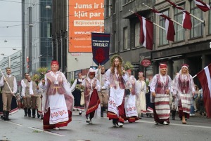 Rīdzinieki skata dziesmu un deju svētku dalībnieku gājienu Rīgā - «Novadu dižošanās» 77