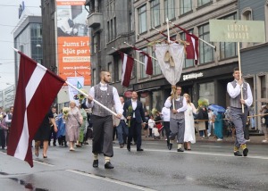 Rīdzinieki skata dziesmu un deju svētku dalībnieku gājienu Rīgā - «Novadu dižošanās» 78