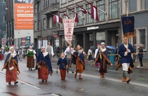 Rīdzinieki skata dziesmu un deju svētku dalībnieku gājienu Rīgā - «Novadu dižošanās» 82