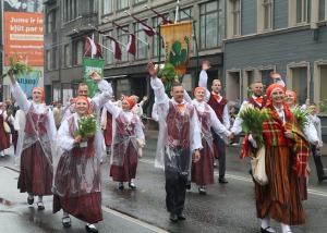 Rīdzinieki skata dziesmu un deju svētku dalībnieku gājienu Rīgā - «Novadu dižošanās» 83