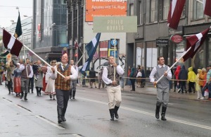 Rīdzinieki skata dziesmu un deju svētku dalībnieku gājienu Rīgā - «Novadu dižošanās» 88