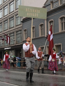 Rīdzinieki skata dziesmu un deju svētku dalībnieku gājienu Rīgā - «Novadu dižošanās» 90