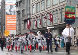 Rīdzinieki skata dziesmu un deju svētku dalībnieku gājienu Rīgā - «Novadu dižošanās» 93