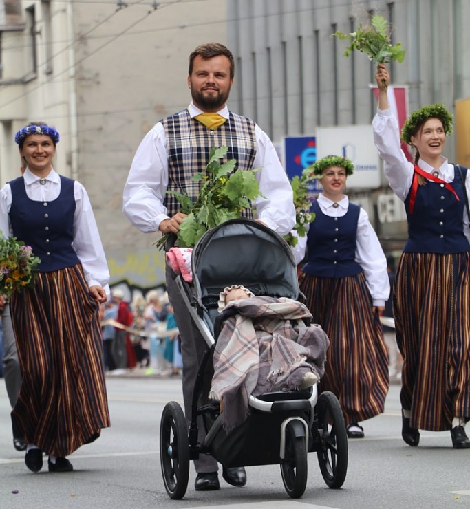 Atpazīsti savējos dziesmu un deju svētku dalībnieku gājienu Rīgā - «Novadu dižošanās» 338902