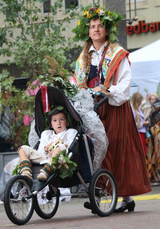 Atpazīsti savējos dziesmu un deju svētku dalībnieku gājienu Rīgā - «Novadu dižošanās» 338924