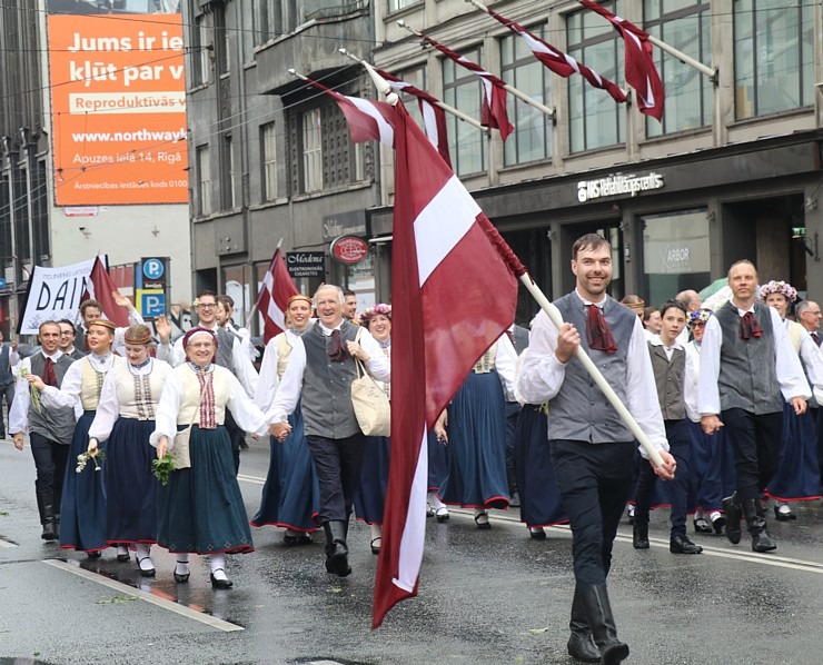 Atpazīsti savējos dziesmu un deju svētku dalībnieku gājienu Rīgā - «Novadu dižošanās» 338951