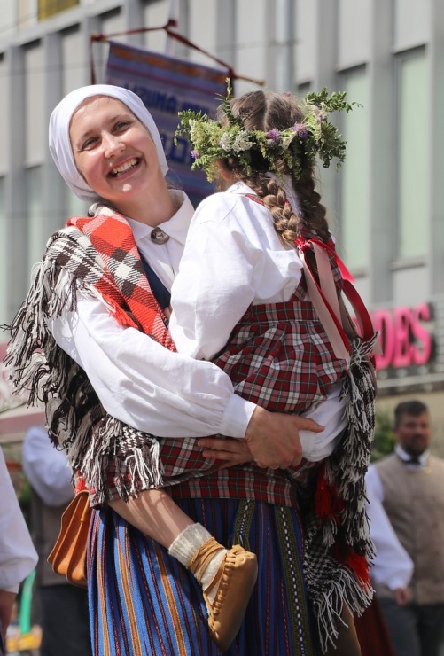 Atpazīsti savējos dziesmu un deju svētku dalībnieku gājienu Rīgā - «Novadu dižošanās» 338959