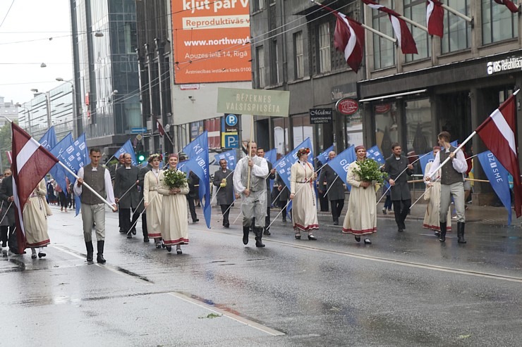 Atpazīsti savējos dziesmu un deju svētku dalībnieku gājienu Rīgā - «Novadu dižošanās» 338969