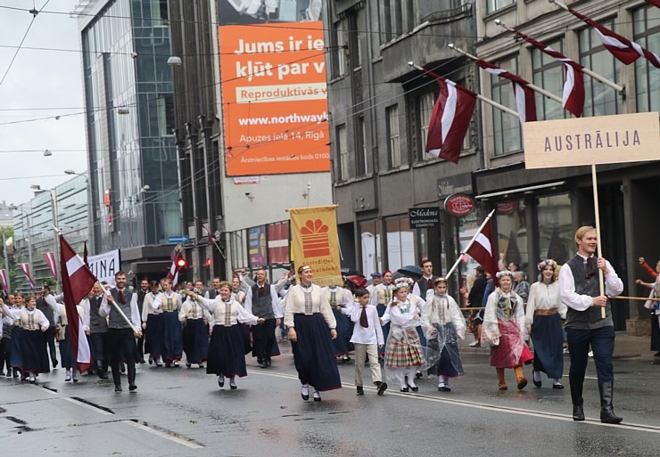 Atpazīsti savējos dziesmu un deju svētku dalībnieku gājienu Rīgā - «Novadu dižošanās» 338979