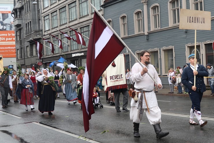 Atpazīsti savējos dziesmu un deju svētku dalībnieku gājienu Rīgā - «Novadu dižošanās» 338984