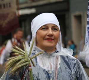 Atpazīsti savējos dziesmu un deju svētku dalībnieku gājienu Rīgā - «Novadu dižošanās» 2