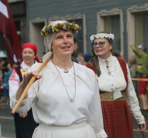 Atpazīsti savējos dziesmu un deju svētku dalībnieku gājienu Rīgā - «Novadu dižošanās» 22