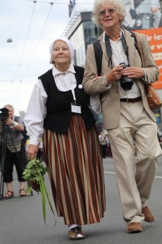 Atpazīsti savējos dziesmu un deju svētku dalībnieku gājienu Rīgā - «Novadu dižošanās» 59