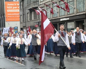 Atpazīsti savējos dziesmu un deju svētku dalībnieku gājienu Rīgā - «Novadu dižošanās» 60