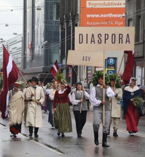 Atpazīsti savējos dziesmu un deju svētku dalībnieku gājienu Rīgā - «Novadu dižošanās» 85