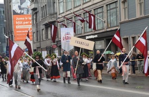 Atpazīsti savējos dziesmu un deju svētku dalībnieku gājienu Rīgā - «Novadu dižošanās» 92