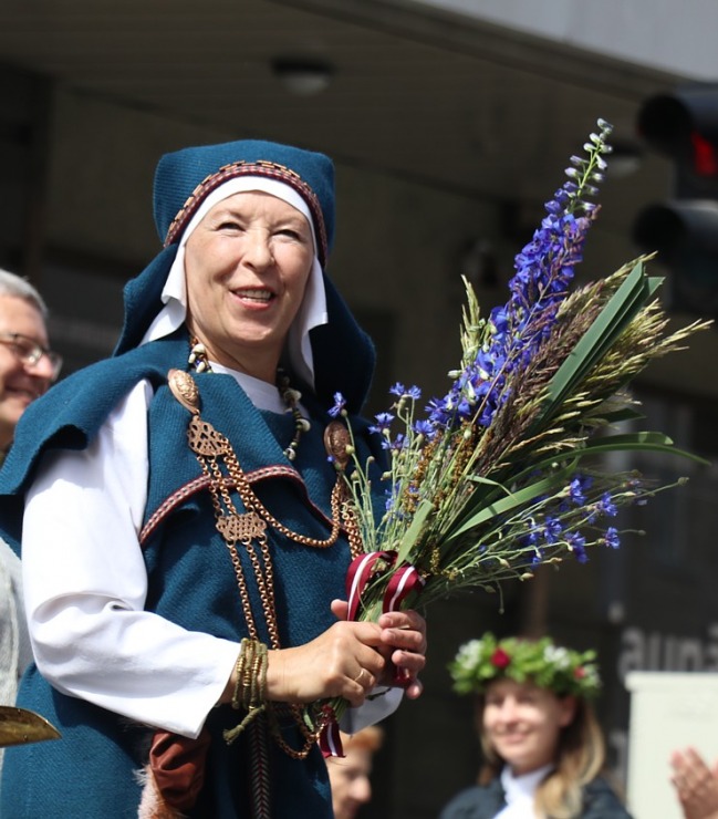 Foto mirkļi no dziesmu un deju svētku dalībnieku gājiena Rīgā - «Novadu dižošanās» 339096