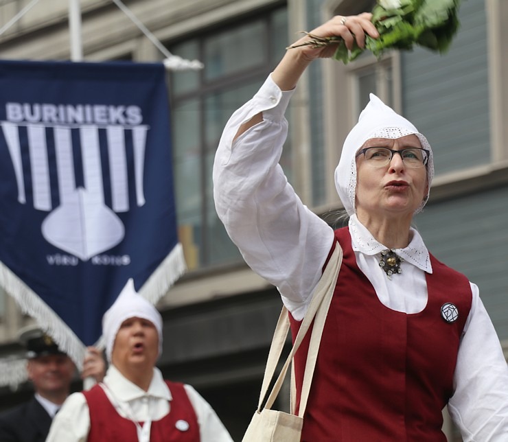 Foto mirkļi no dziesmu un deju svētku dalībnieku gājiena Rīgā - «Novadu dižošanās» 339099