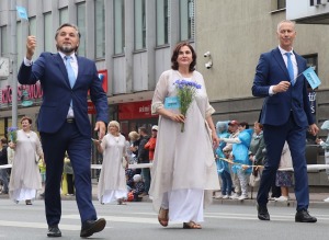 Foto mirkļi no dziesmu un deju svētku dalībnieku gājiena Rīgā - «Novadu dižošanās» 13