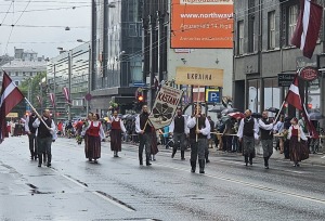 Foto mirkļi no dziesmu un deju svētku dalībnieku gājiena Rīgā - «Novadu dižošanās» 58