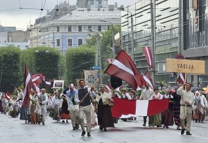 Foto mirkļi no dziesmu un deju svētku dalībnieku gājiena Rīgā - «Novadu dižošanās» 59