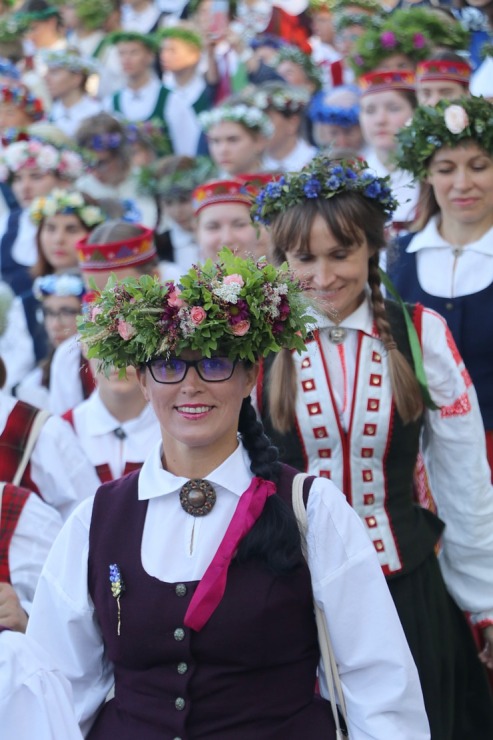 Dziesmu svētku dziesminieku lielkoncerts un svinības Mežaparkā 339411