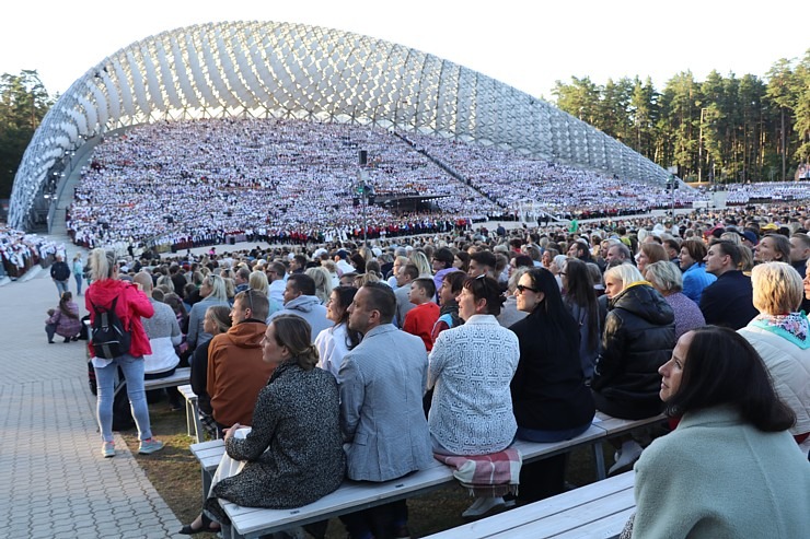 Dziesmu svētku dziesminieku lielkoncerts un svinības Mežaparkā 339412