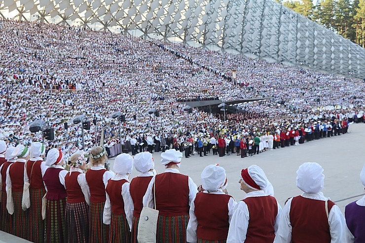 Dziesmu svētku dziesminieku lielkoncerts un svinības Mežaparkā 339401