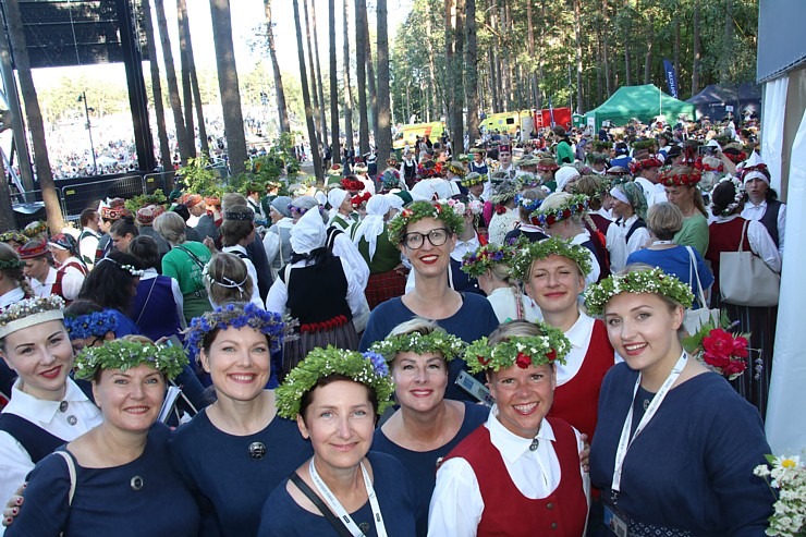 Dziesmu svētku dziesminieku lielkoncerts un svinības Mežaparkā 339425