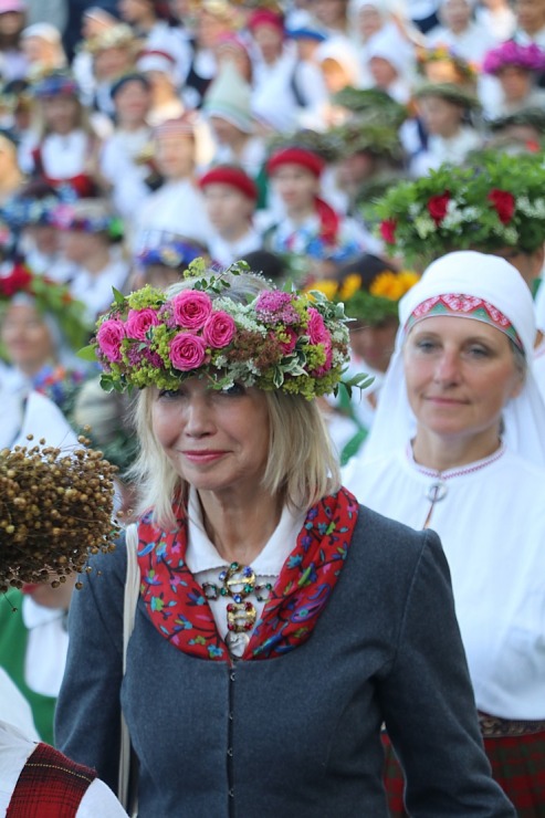 Dziesmu svētku dziesminieku lielkoncerts un svinības Mežaparkā 339405