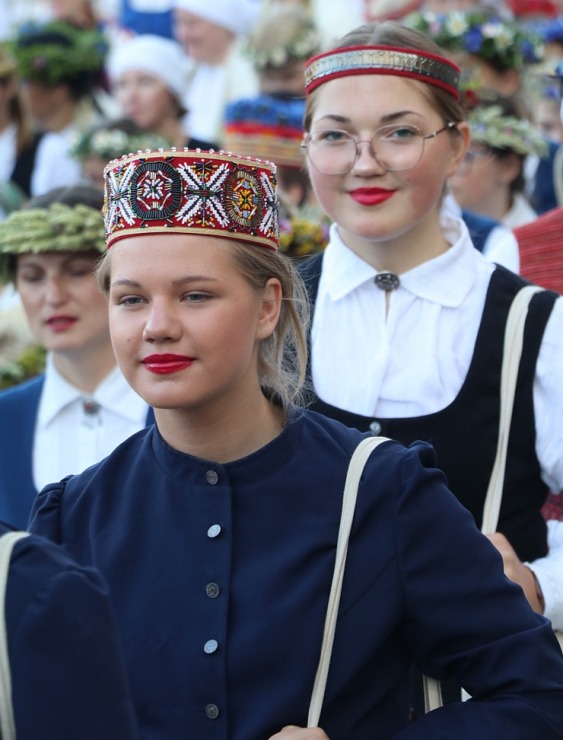 Dziesmu svētku dziesminieku lielkoncerts un svinības Mežaparkā 339407