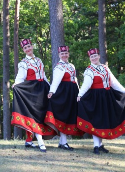 Dziesmu svētku dziesminieku lielkoncerts un svinības Mežaparkā 24