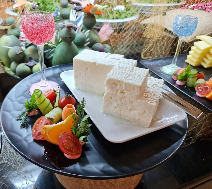 Travelnews.lv iepazīst Ziemeļkipras viesnīcas «Vuni Palace Hotel» ēdienkarti. Sadarbībā ar Puzzle Travel Travelnews.lv iepazīst Ziemeļkipras viesnīcas «Vuni Palace Hotel» ēdienkarti. Sadarbībā ar Puzzle Travel 339768