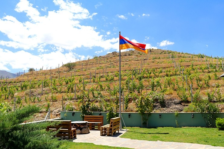 Travelnews.lv izbaudām labākās pusdienas Armēnijas ceļojumā - restorāns «Old Bridge Winery». Sadarbībā ar airBaltic Travelnews.lv izbaudām labākās pusdienas Armēnijas ceļojumā - restorāns «Old Bridge Winery». Sadarbībā ar airBaltic 341307